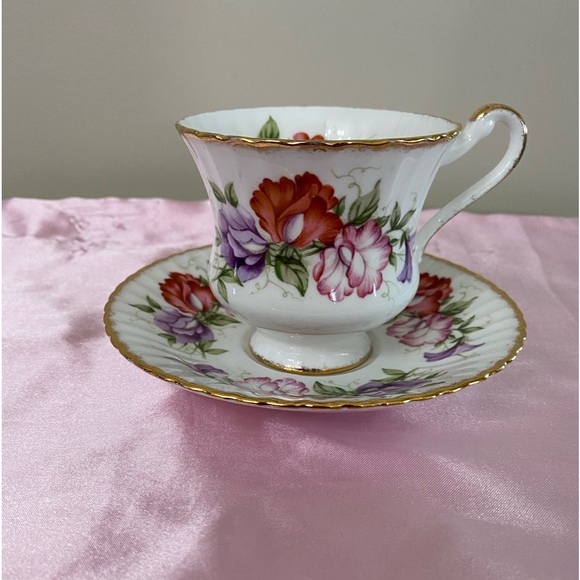EUC VTG PARAGON SCALLOPED FLORAL BONE CHINA FOOTED TEACUP AND SAUCER - Picture 2 of 12